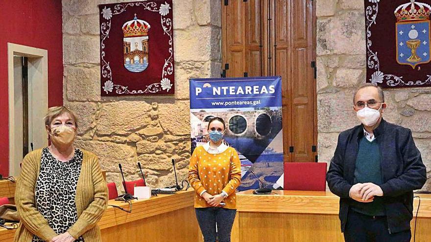 Xosé Represas con Maite Isla y la edil Verónica Carrera.   | // D.P.