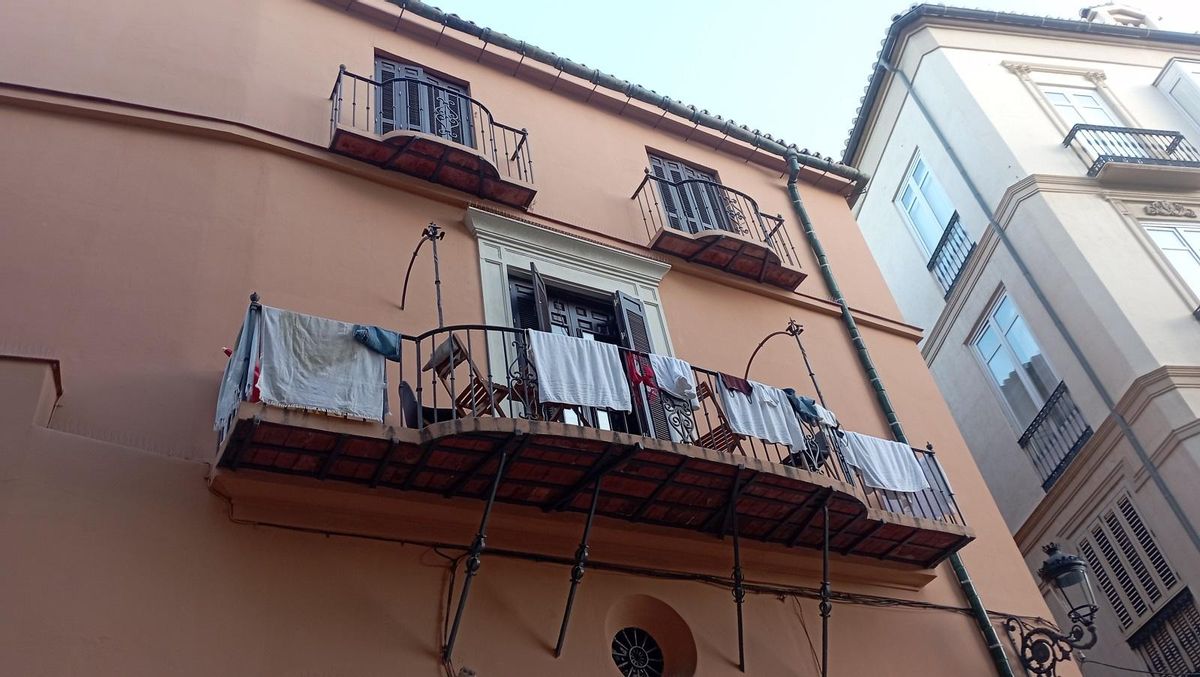 El tendedero en la casa del Marqués del Vado, en calle Granada, ayer.