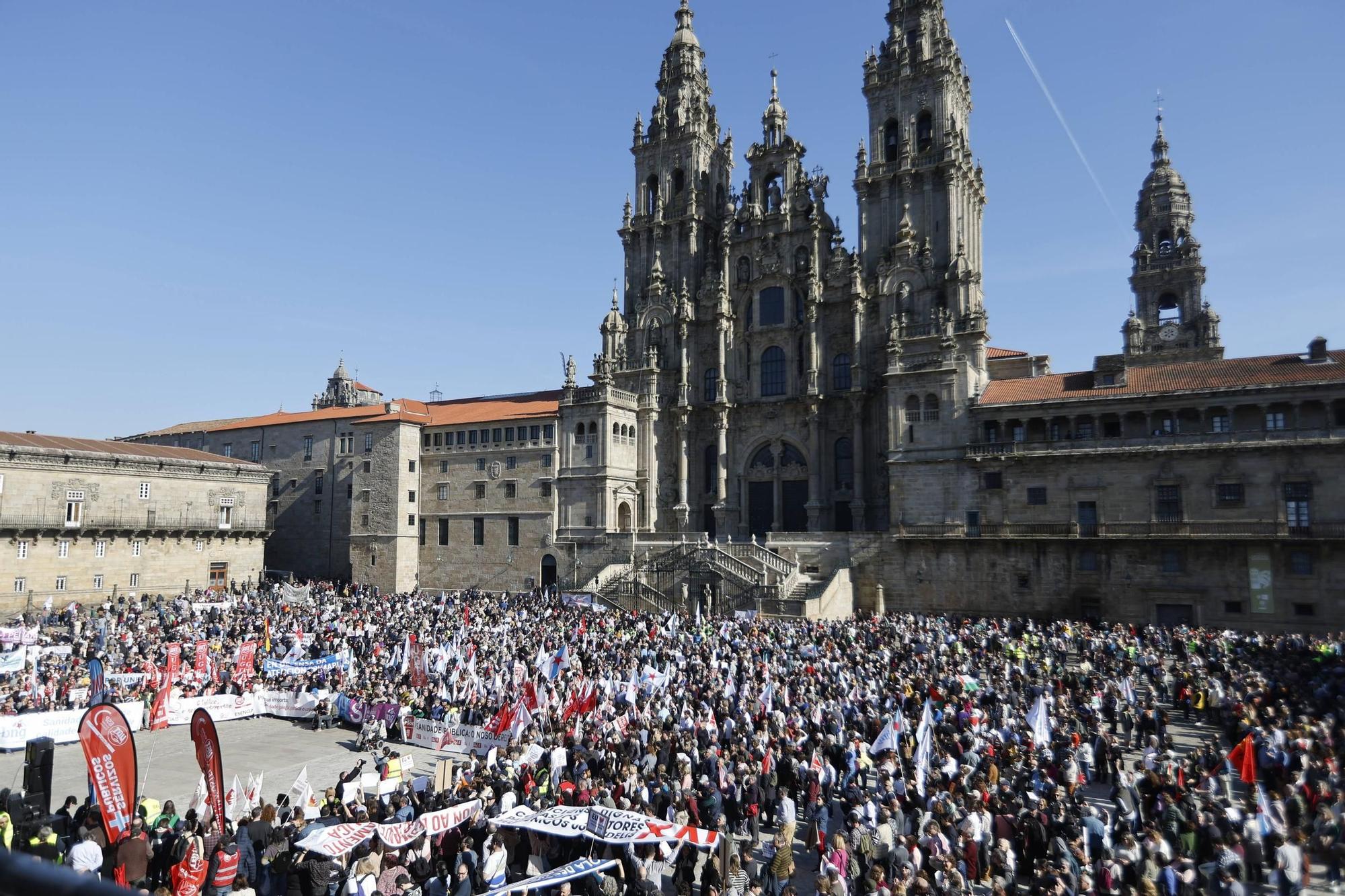 Multitudinaria manifestación en Santiago en defensa de la sanidad pública