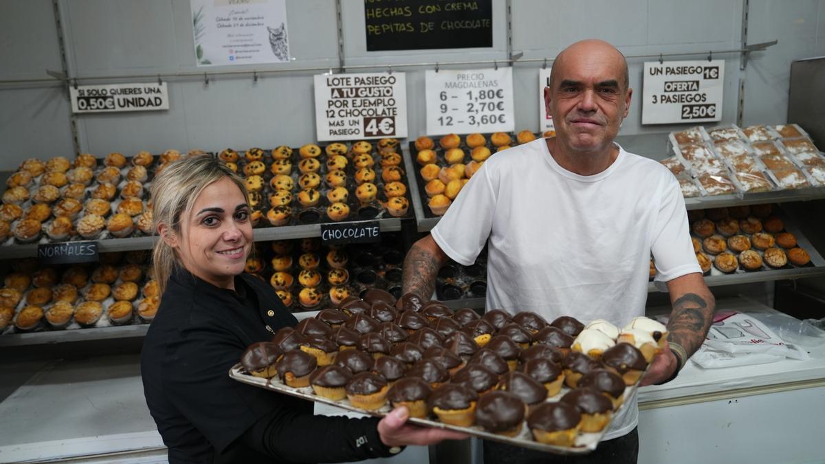 Sonsoles y Ricardo posan con las magdalenas de la panadería de la calle de la Oca, en Carabanchel, a la que vienen a comprar desde diferentes puntos de Madrid.