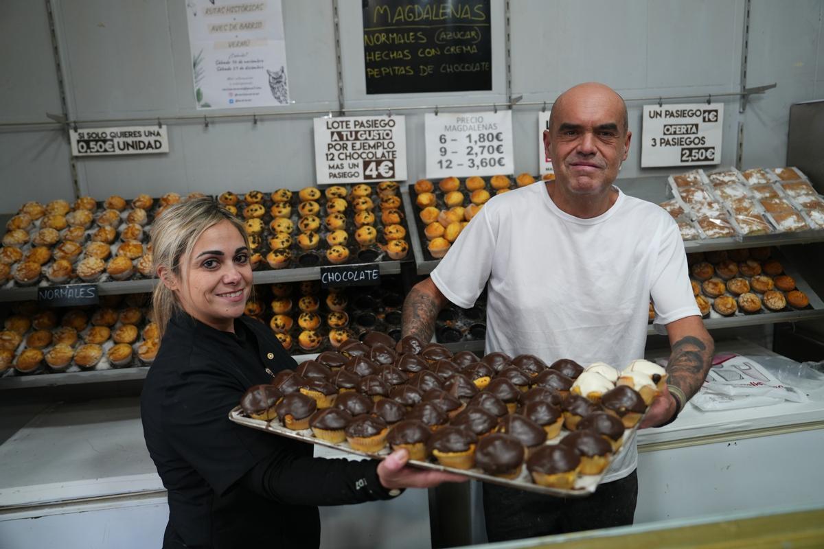 Sonsoles y Ricardo posan con las magdalenas de la panadería de la calle de la Oca, en Carabanchel, a la que vienen a comprar desde diferentes puntos de Madrid.