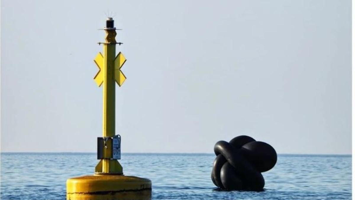 La escultura de Guillermo Basagoiti, en el mar.