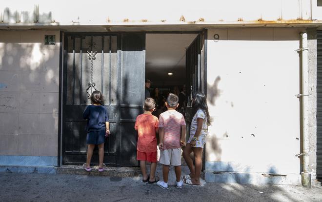 Los Mossos investigan indicios de criminalidad en la muerte del bebé abandonado en un portal de La Mina
