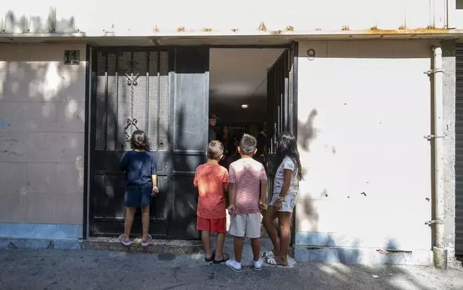 Una jueza deja en libertad con cargos y sin pasaporte a la madre del bebé hallado muerto en un bloque de Barcelona