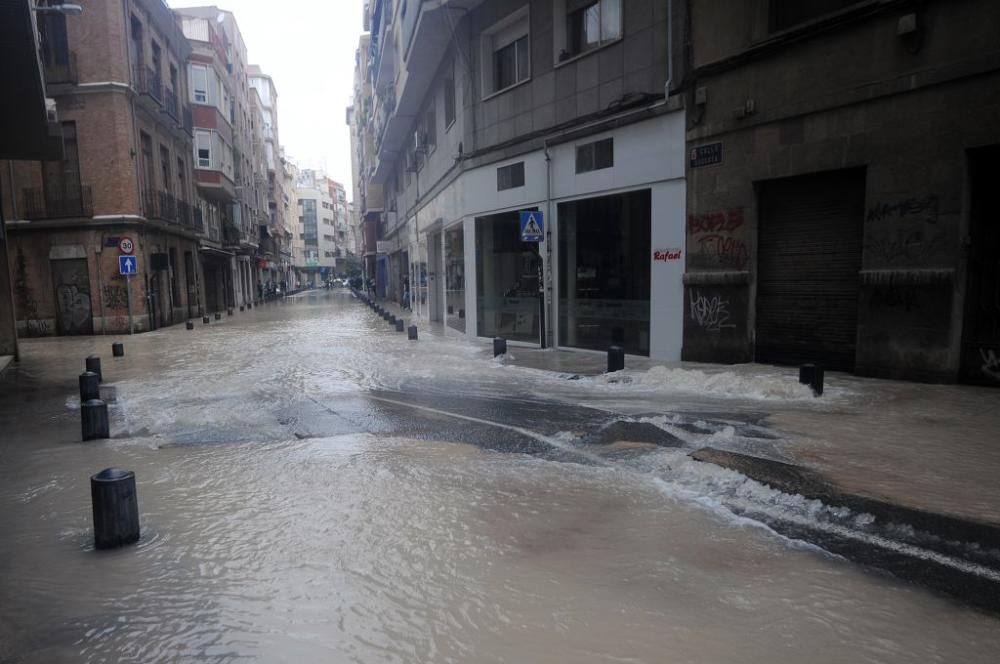 Revienta una tubería en el centro de Murcia