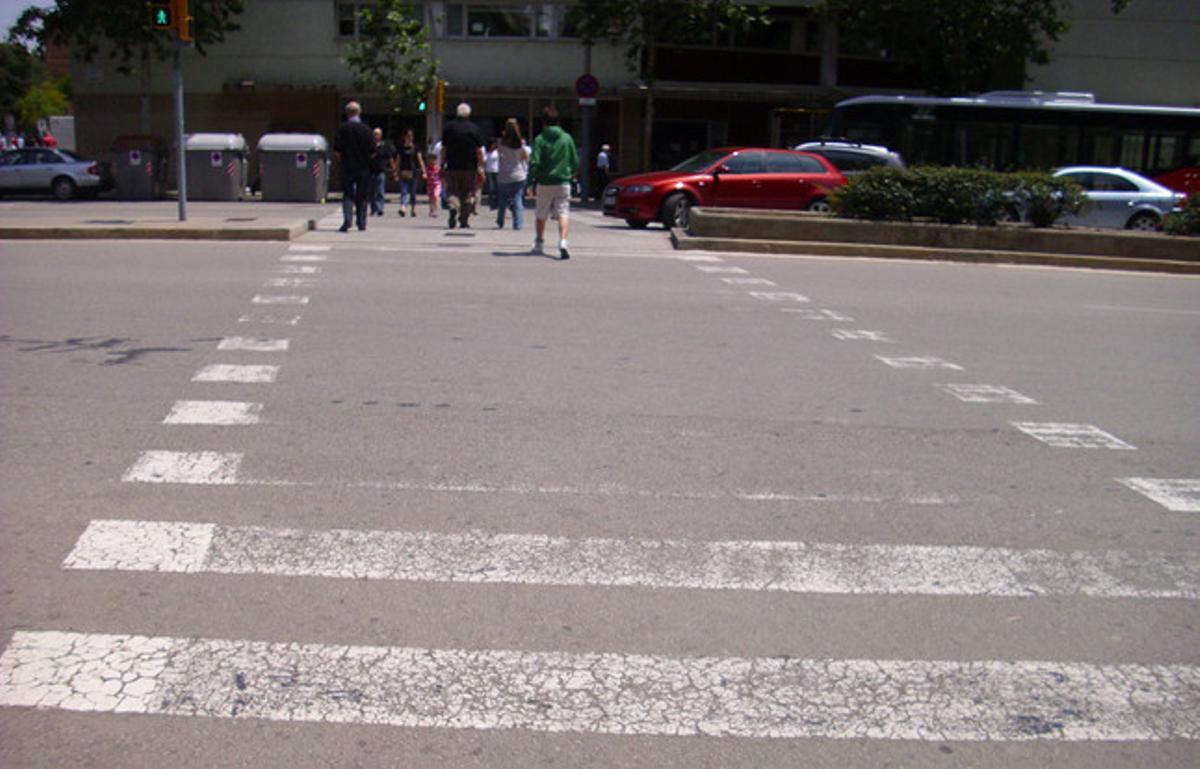 Una mà de pintura, per favor. A la Riera Blanca, carrer fronterer entre Barcelona i l’Hospitalet de Llobregat que està situat sota la Travessera de les Corts, hi ha un pas zebra al qual li falta alguna mà de pintura. Considero que, per molt gran que sigui la crisi econòmica, tampoc s’ha d’escatimar un cost de manteniment elemental per a la seguretat dels vianants.