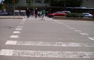 Una mà de pintura, per favor. A la Riera Blanca, carrer fronterer entre Barcelona i l’Hospitalet de Llobregat que està situat sota la Travessera de les Corts, hi ha un pas zebra al qual li falta alguna mà de pintura. Considero que, per molt gran que sigui la crisi econòmica, tampoc s’ha d’escatimar un cost de manteniment elemental per a la seguretat dels vianants.