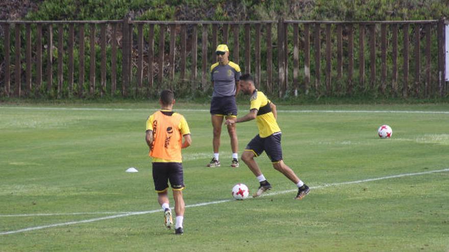 Pako Ayestarán sigue el entrenamiento de ayer de los suyos en las instalaciones del Parador de El Saler. En primer término, Momo, perseguido por Hernán Toledo.