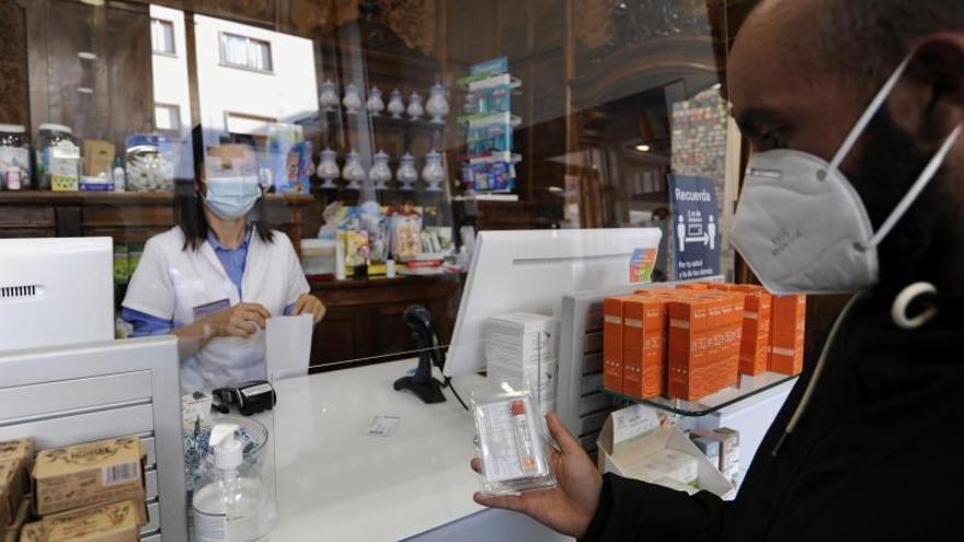 Las farmacias ya dispensan tests de antígenos. |   // BERNABÉ/J.LALÍN