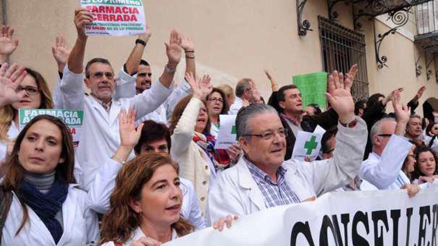 Cientos de boticarios protestan en Orihuela y Benidorm