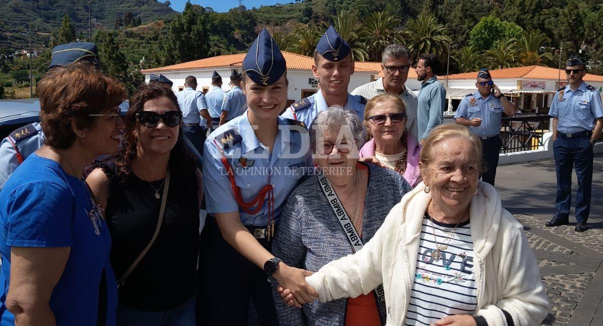 La princesa Leonor junto a vecinas de Teror