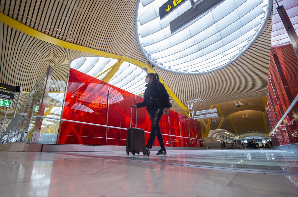 Una pasajera desplaza su maleta por las instalaciones de la T4 del Aeropuerto Adolfo Suárez Madrid-Barajas, en Madrid (España), a 26 de marzo de 2021.