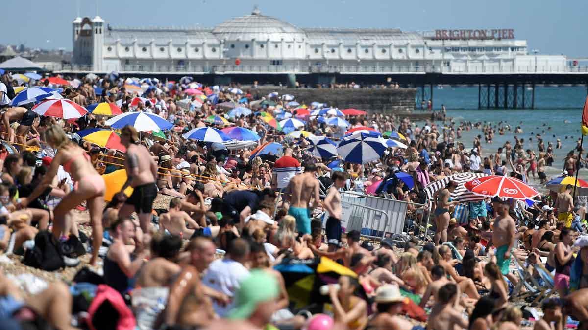 Los británicos disfrutan de la playa de Brighton durante la ’nueva normalidad’.