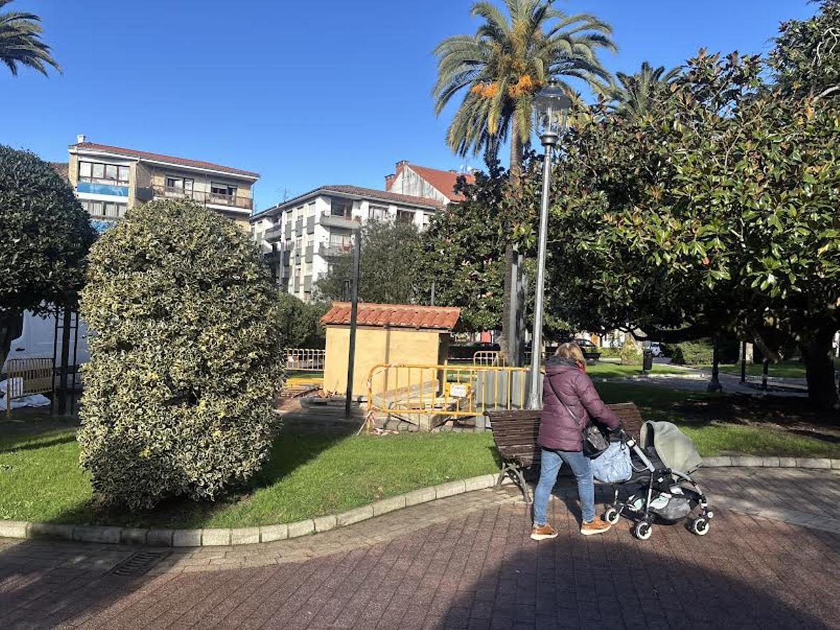 Una vecina, pasando por la zona del nuevo aviario.
