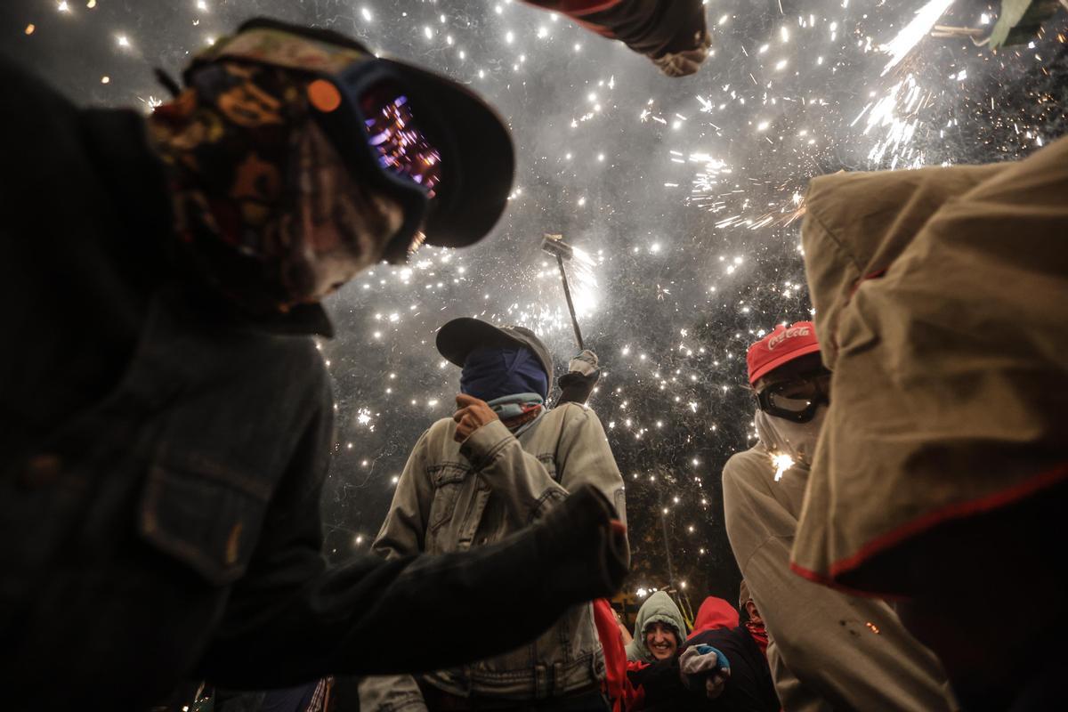 Los diables incendian el Passeig de Gràcia durante el correfoc de la Mercè.