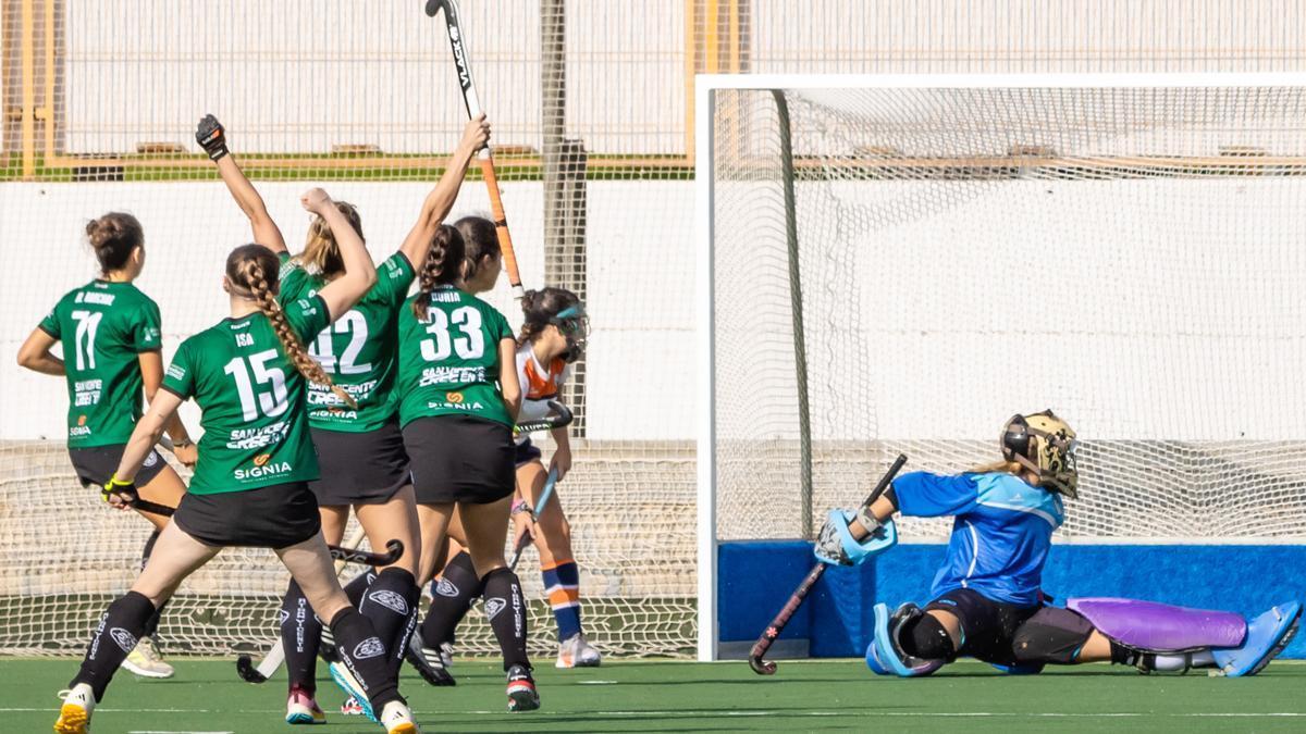 Las jugadoras del San Vicente, celebrando un tanto