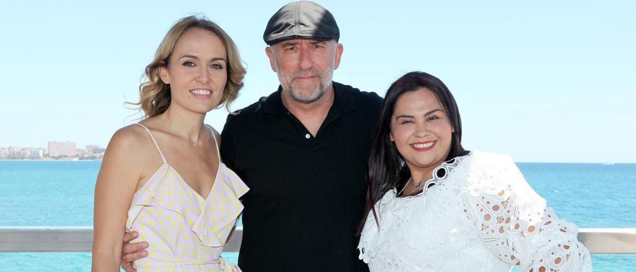 El director de &quot;La noche&quot;, José Luis Acosta, entre las actrices María Bestar y  Gisella Aboumrad, en Alicante