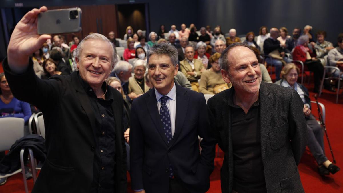 Emilio del Río, Pedro Manuel Suárez y Santiago Recio, ayer en un repleto Club Prensa Asturiana de LA NUEVA ESPAÑA.