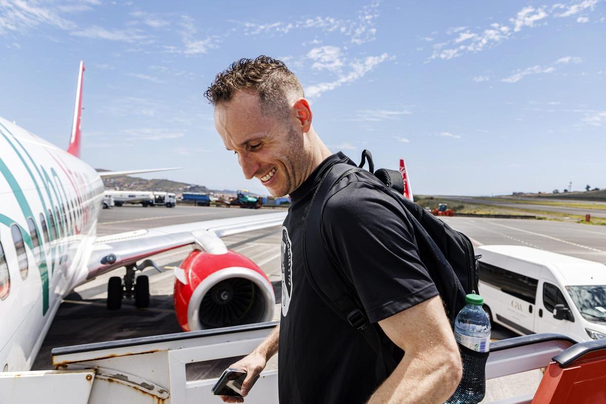 Marcelinho Huertas, en uno de los viajes del Canarias para jugar en Europa.