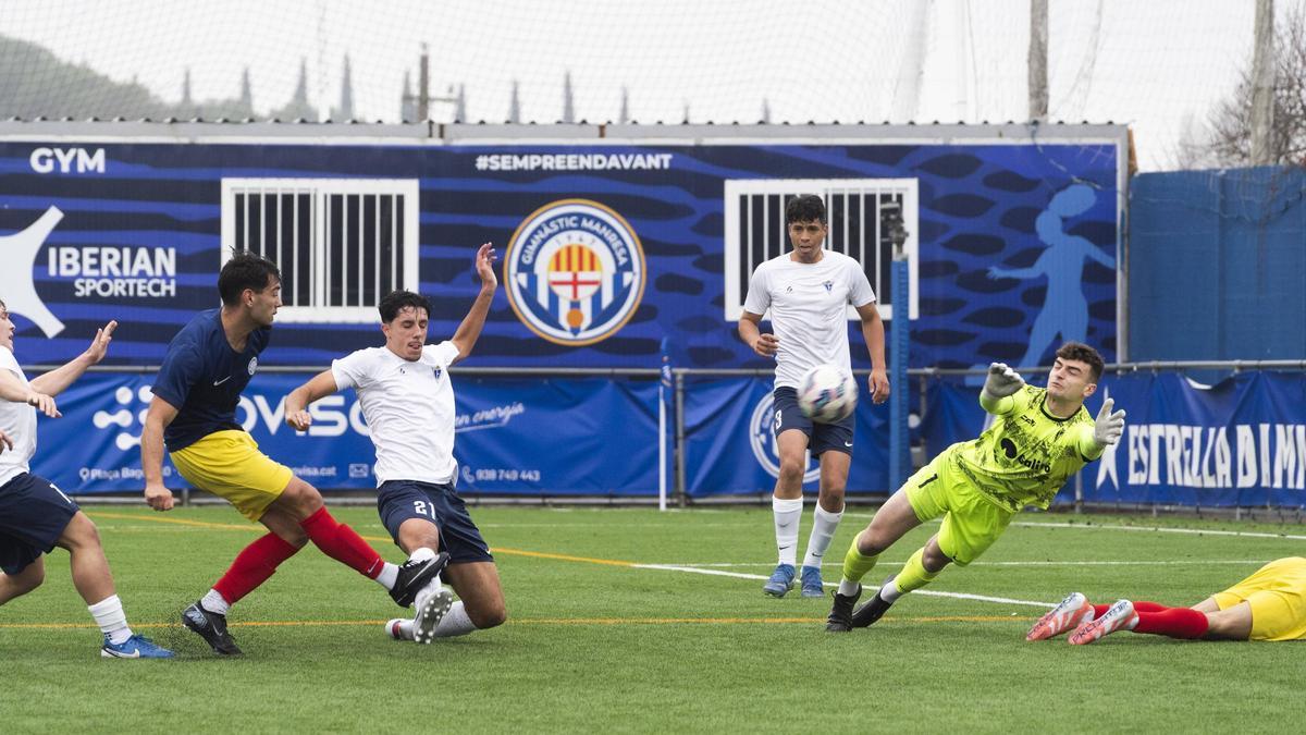 Adrià Rojas s'estira per aturar una ocasió de l'equip local