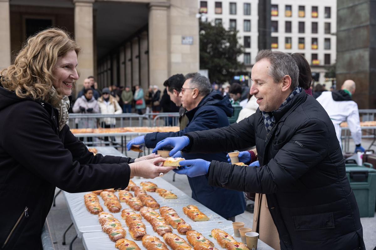 En imágenes | EL PERIÓDICO DE ARAGÓN reparte 20.000 raciones de roscón en la plaza del Pilar por San Valero
