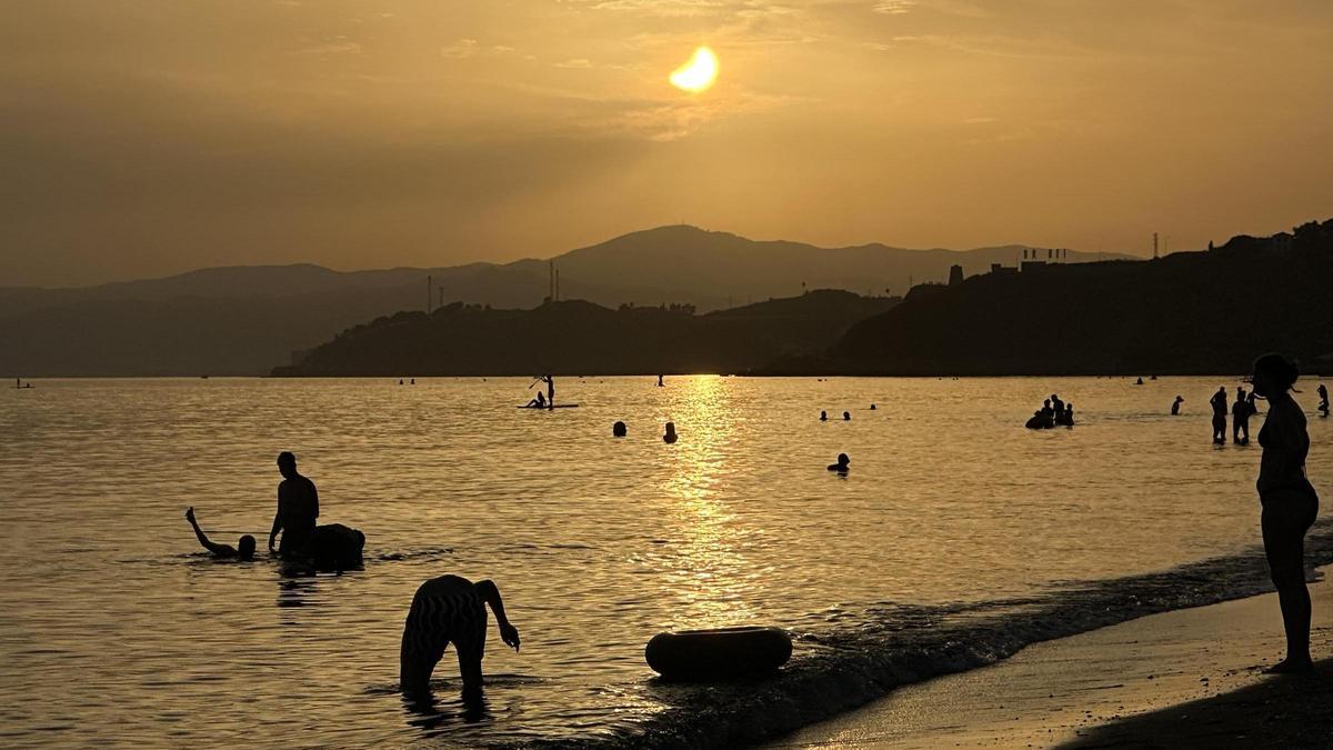 El eclipse del pasado miércoles visto desde la playa torroxeña de El Morche.