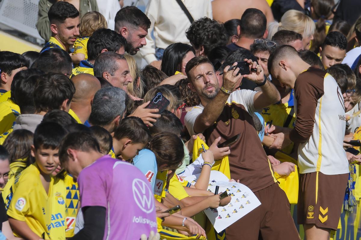 Fotografía de Luis García con un aficionado. En el margen de la derecha, Lukovic.