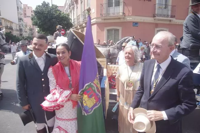 Málaga peregrina ante la Victoria para comenzar su Feria