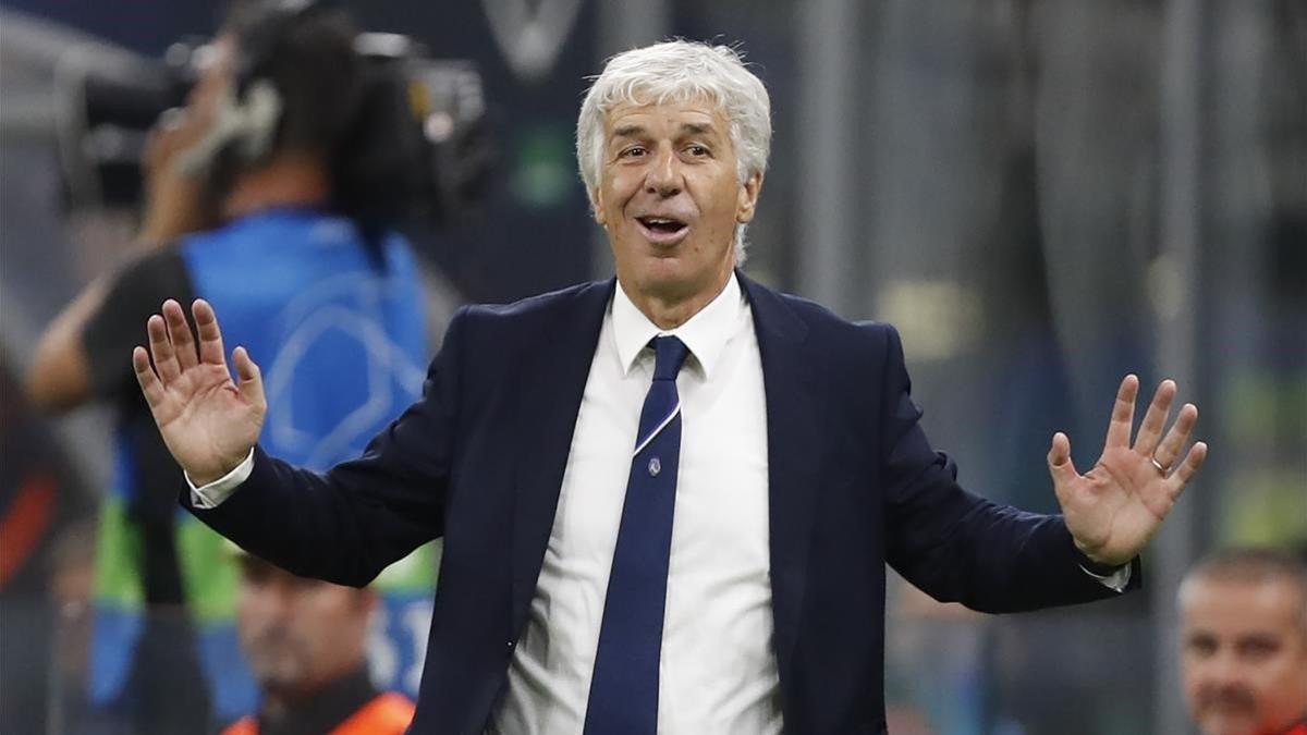 Gasperini da instrucciones en un partido de Champions del Atalanta en San Siro.