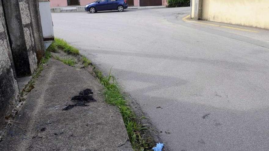Cruce donde José Luis Pereira (en el recuadro) se quemó. A la izquierda, restos de la manta. // Noé Parga