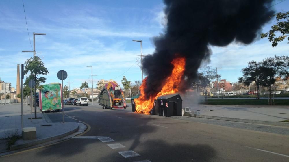 Alarma por el incendio de tres contenedores en La Soledat