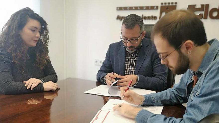 El alcalde en funciones, José Antonio Amat, con la edil Anabel García y el representante del Consejo, Iñaki Ríos