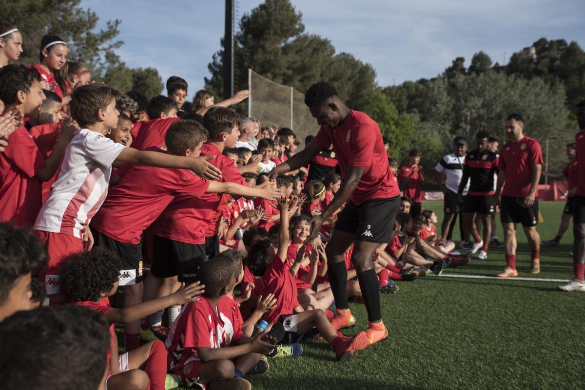 El golejador Noah va generar expectació entre els joves aprenents de futbolista