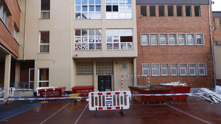 El patio del colegio Los Campos, tras iniciar su obra en enero.  | MARCOS LEÓN