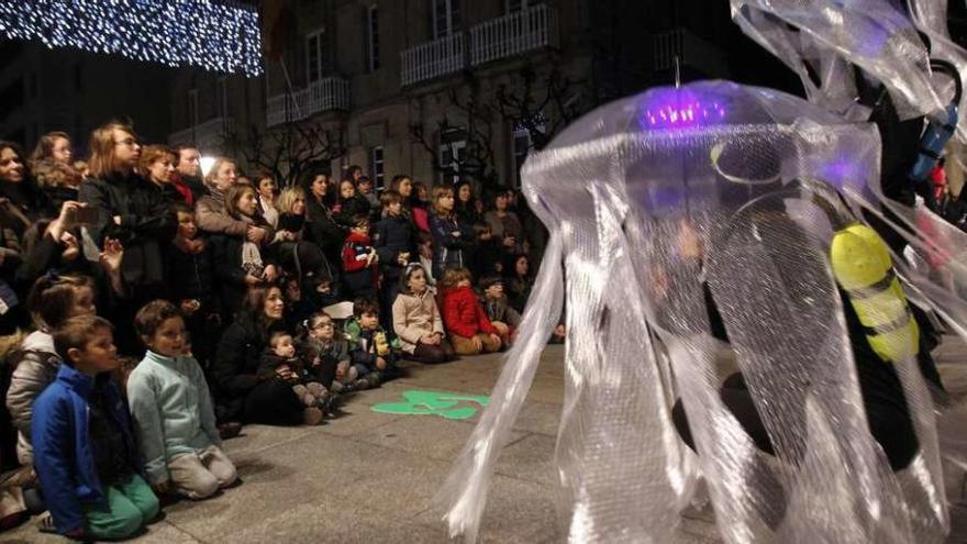 Las medusas mágicas de Trécola Teatro protagonizaron el espectáculo &quot;MareMOTI&quot;. // Jesús Rebal