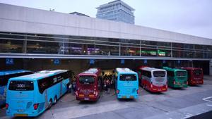 Varios buses en la estación de autobuses de Méndez Álvaro, a 10 de diciembre de 2023, en Madrid