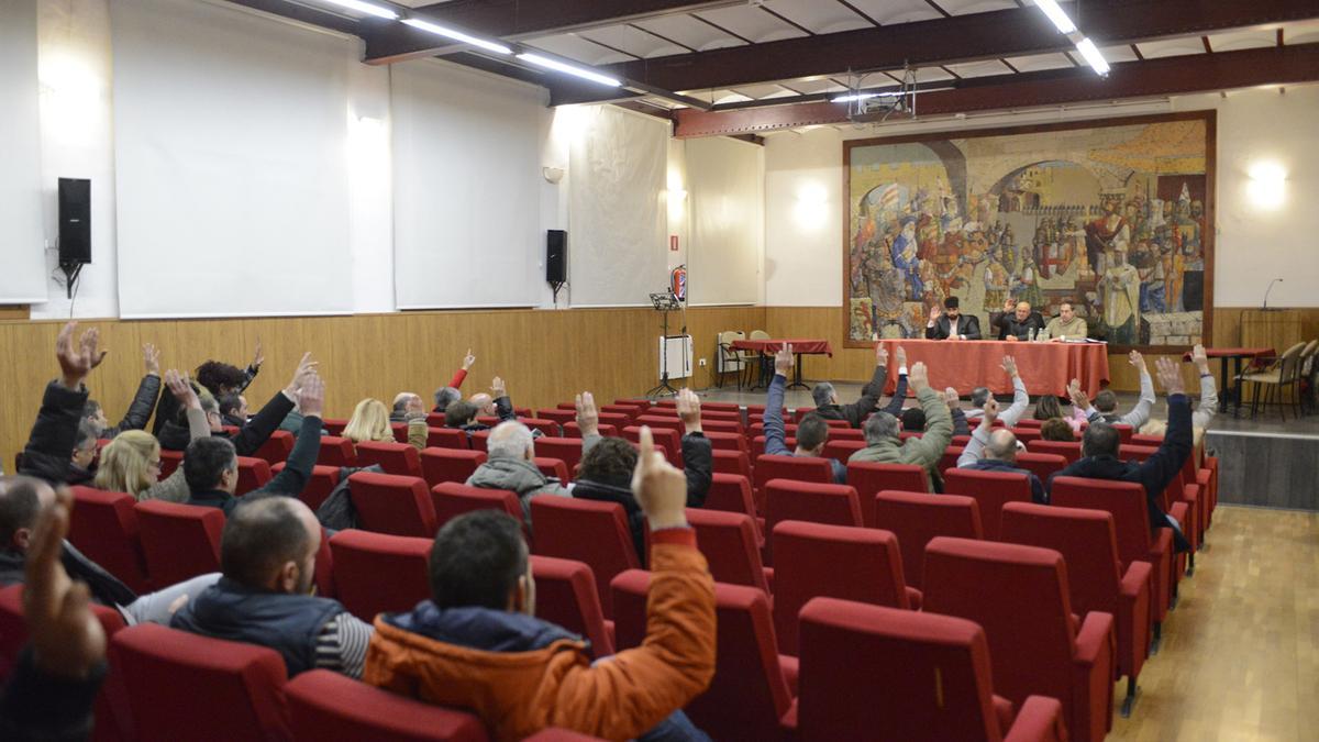 Una reciente reunion de la asamblea de concejales de la Mancomunidad de la ETAP de Benavente y Los Valles.