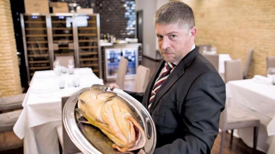 Jose Vicente Pérez muestra un pescado de gran tamaño.