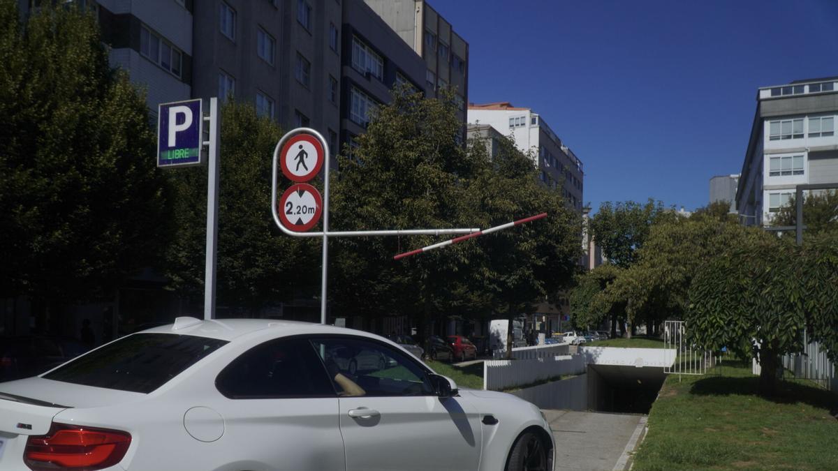 Acceso al aparcamiento de As Conchiñas, uno de los más baratos de la ciudad.