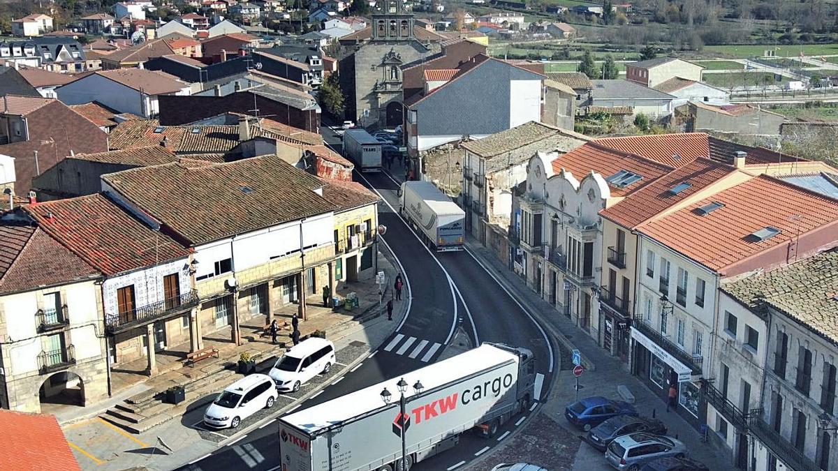 Tráfico pesado en la zona donde está el único paso de peatones que existe en la travesía de Alcañices. | Ch. S.