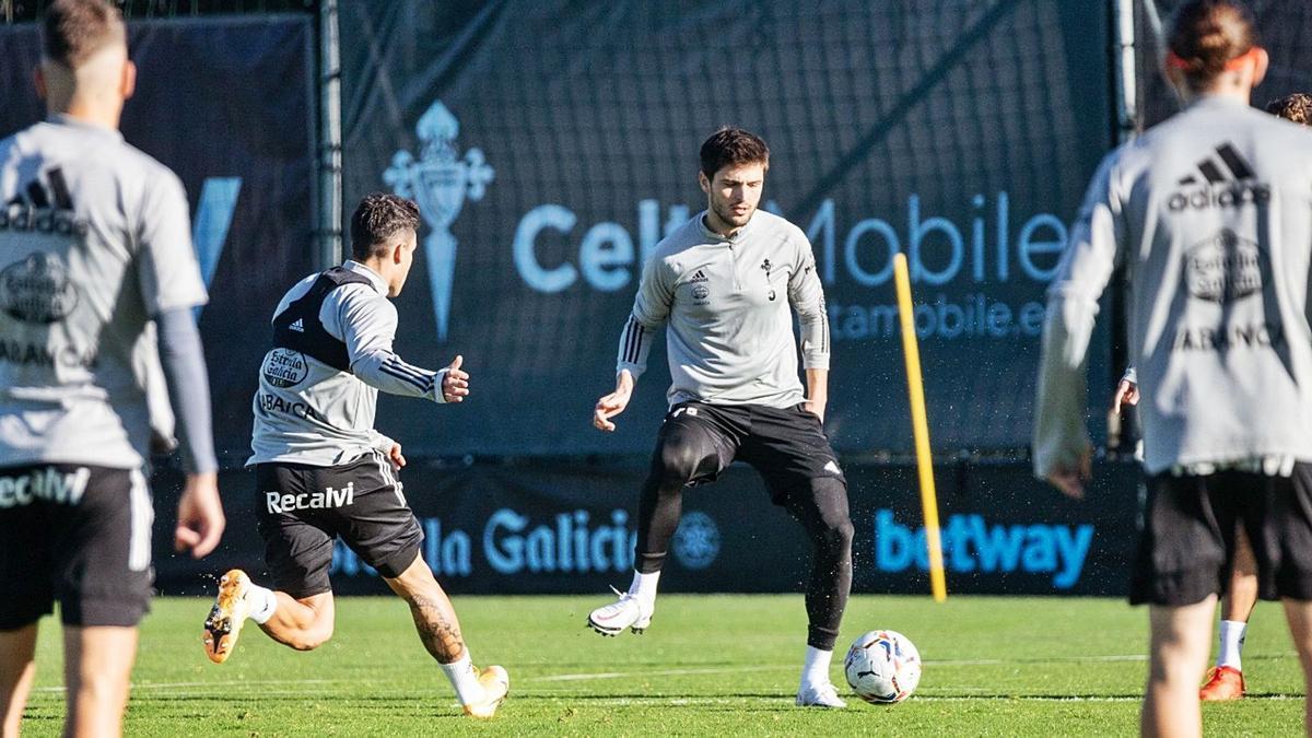 Okay controla el balón, ante Mallo, ayer, en A Madroa.