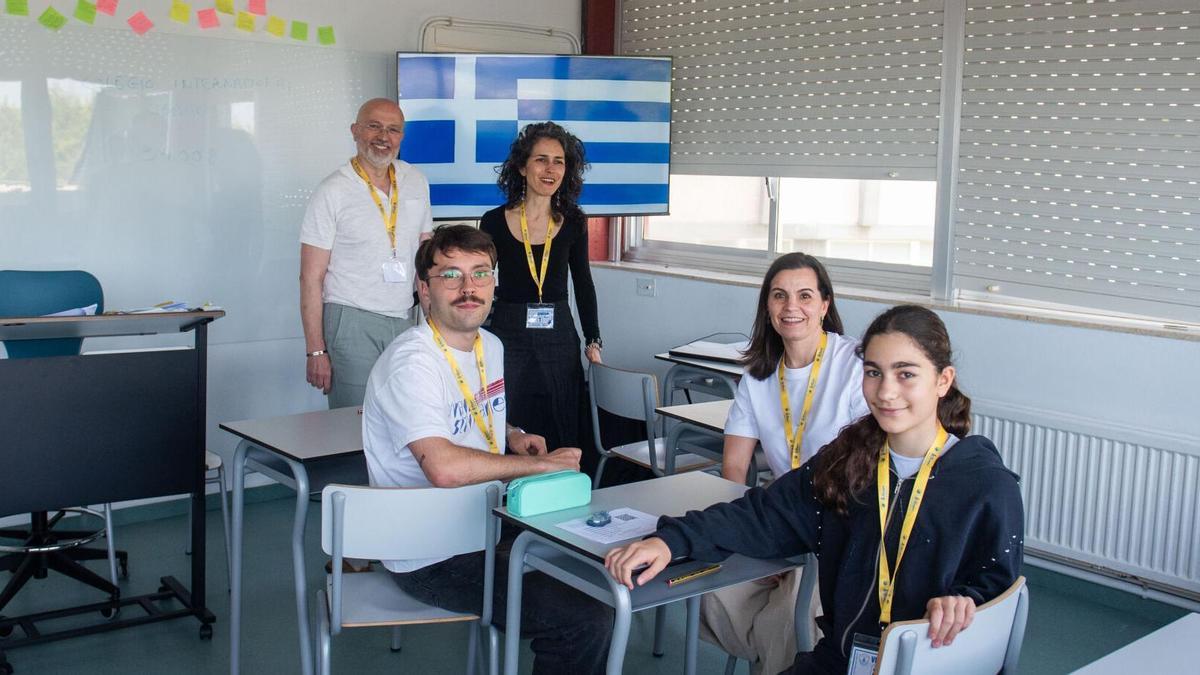 Los examinadores y los candidatos durante la realización del examen oficial de griego moderno.