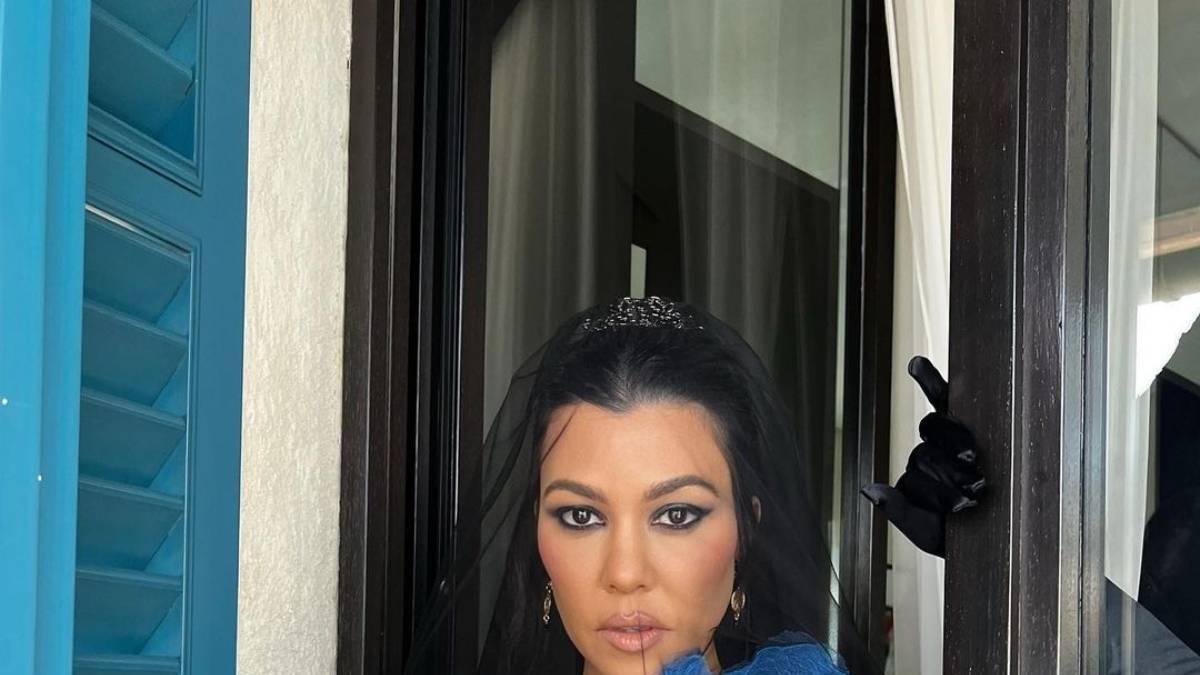 Kourtney Kardashian con vestido negro y velo de Dolce&amp;Gabbana