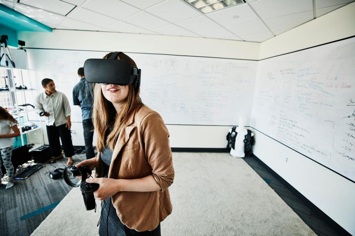 Una chica utiliza una gafas de realidad virtual en una imagen de Telefonica Tech.