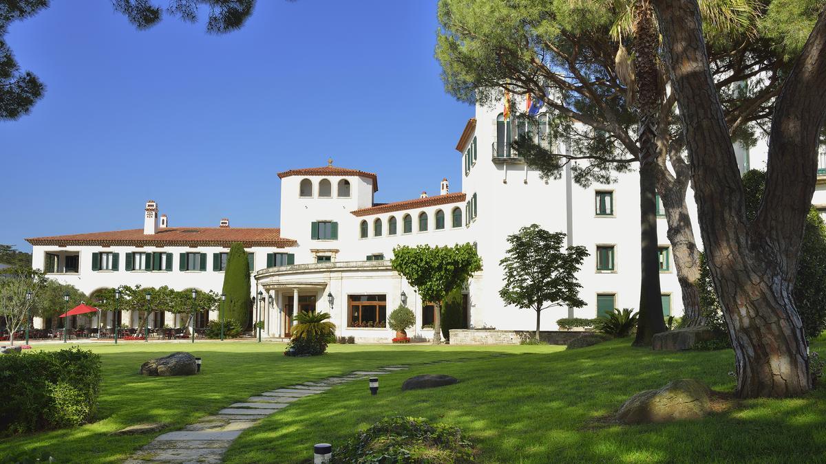 El edificio principal del Hostal de La Gavina.