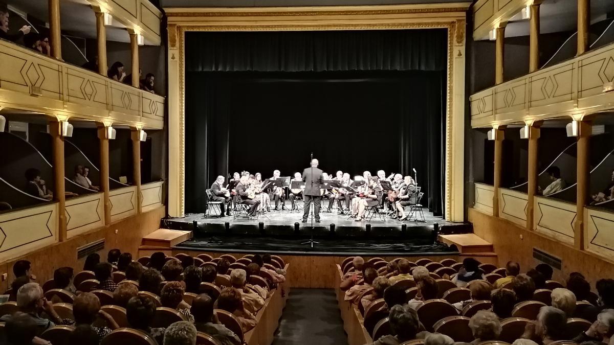Toresanos disfrutan de un concierto en el Teatro Latorre