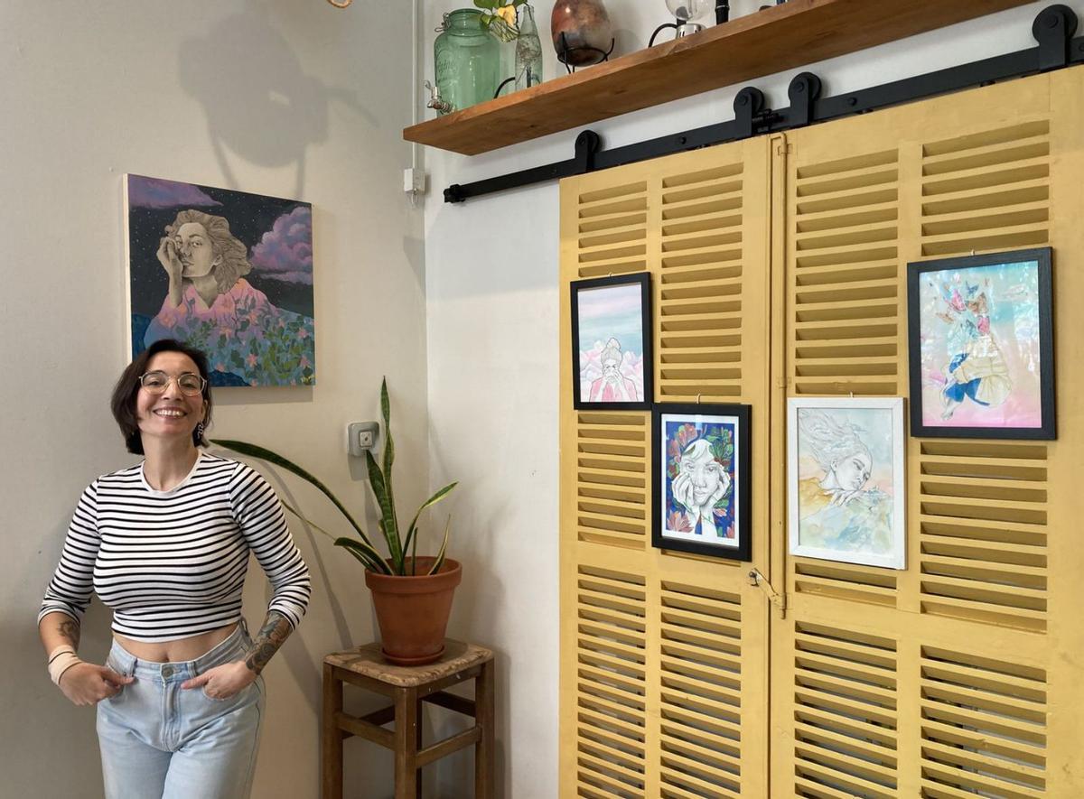 La artista Patricia Fuentes (Pattysaurus) junto a varias de sus obras. | R.G.
