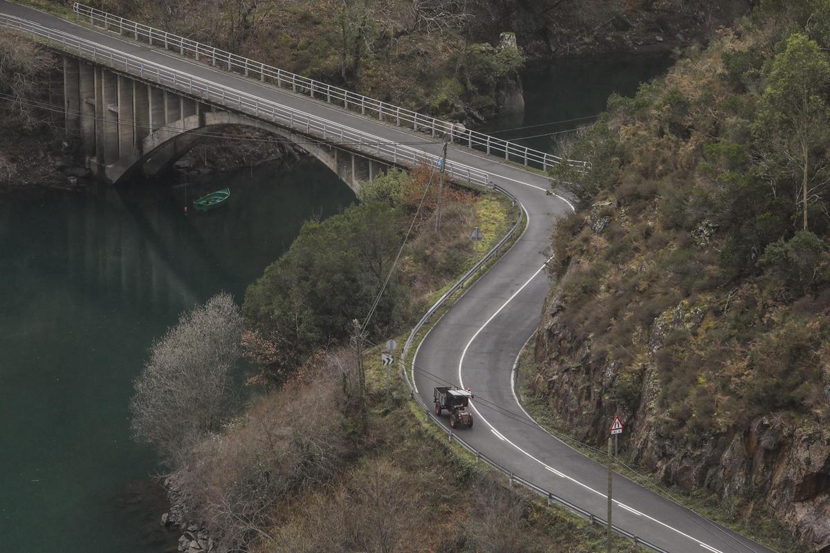 Tramo de la AS-12 en la zona del embalse de Doiras