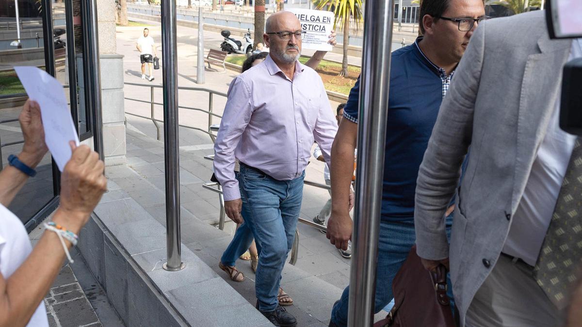 El ex diputado del PSOE Juan Bernardo Fuentes Curbelo, alias 'Tito Berni', a su llegada a declarar al Juzgado de Instrucción Número 4 de Santa Cruz de Tenerife
