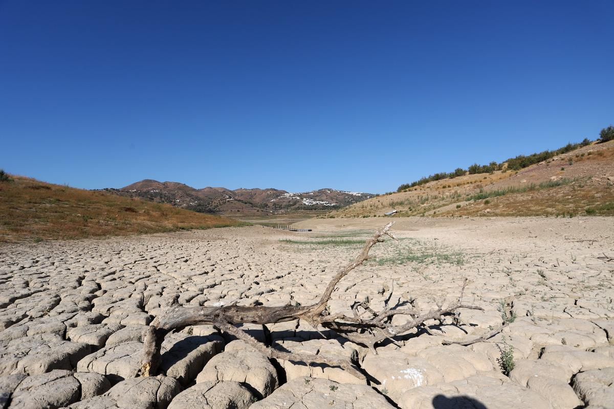 La crítica situación del embalse de la Viñuela, en imágenes